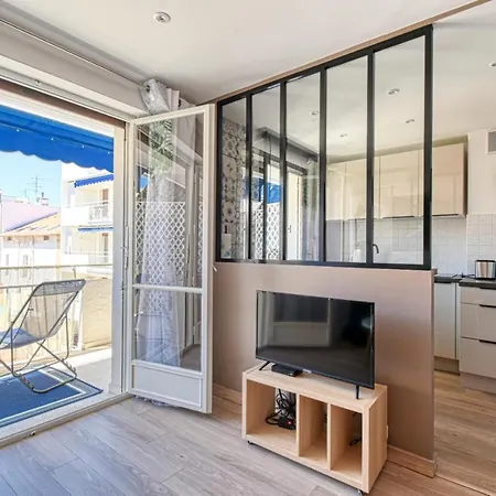 Bright 1br In Central By Guestready